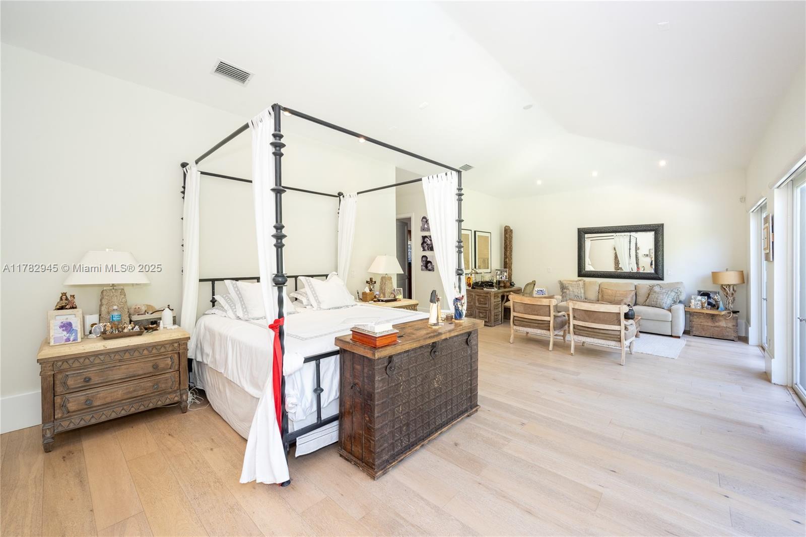 31 Island Dr Key Biscayne, FL 33149 31 Island Dr Key Biscayne, FL 33149