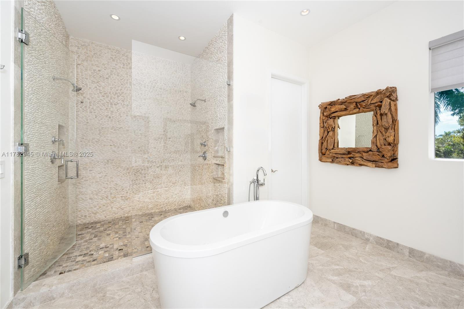 31 Island Dr Key Biscayne, FL 33149 31 Island Dr Key Biscayne, FL 33149