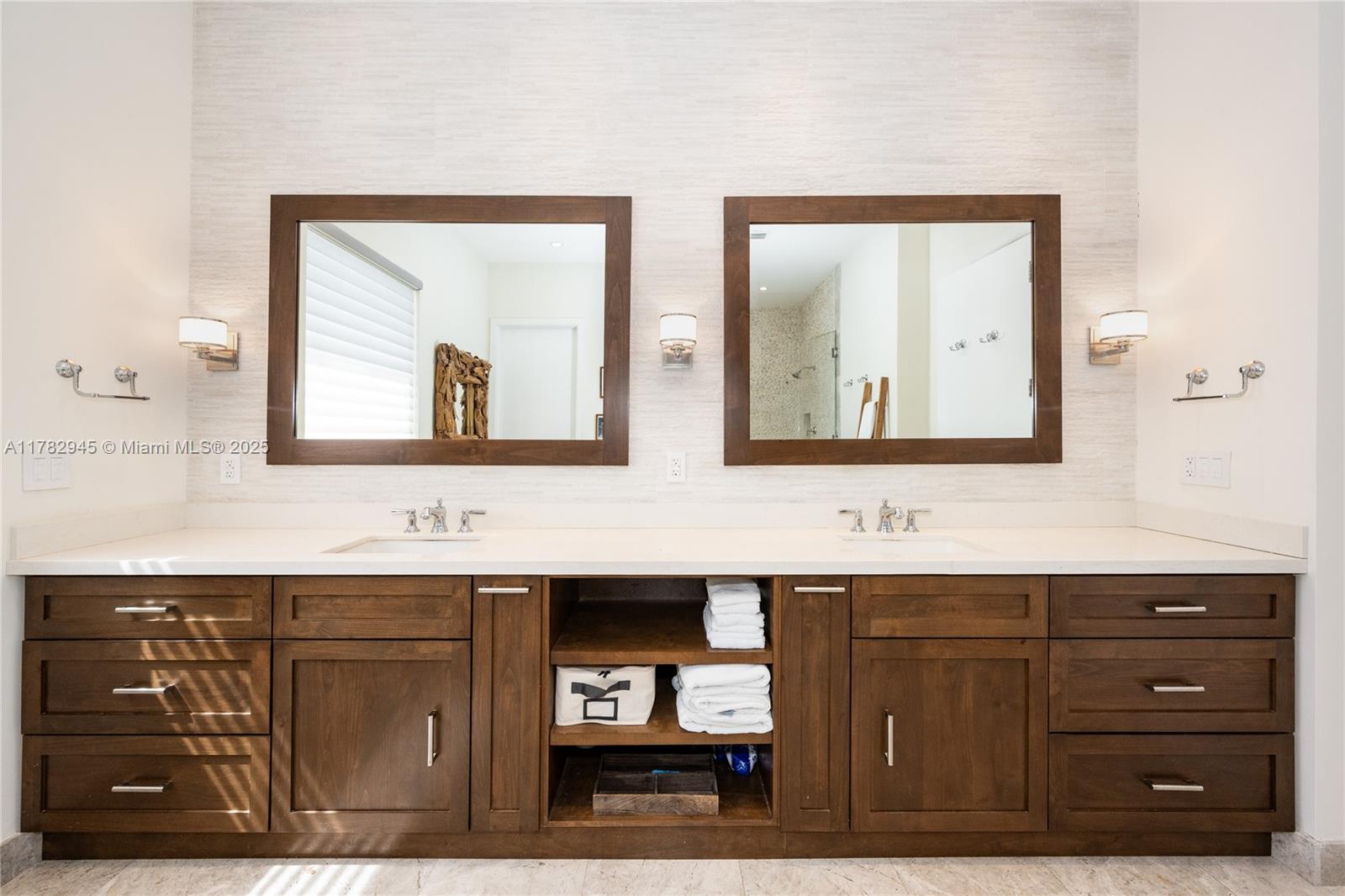 31 Island Dr Key Biscayne, FL 33149 31 Island Dr Key Biscayne, FL 33149