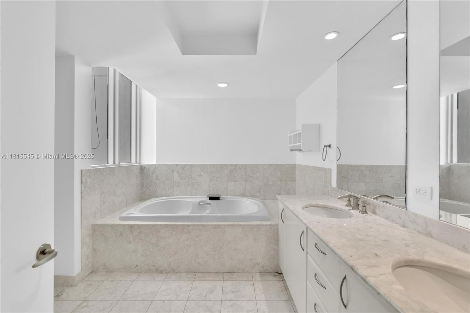 image Jade Residences At Bricke17
