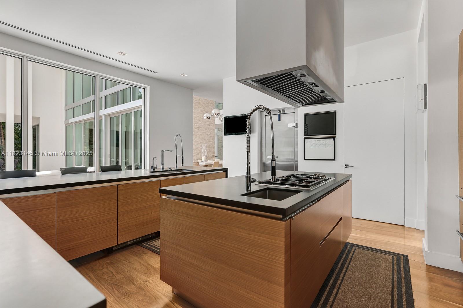 30 Palm Ave Miami Beach, FL 33139 30 Palm Ave Miami Beach, FL 33139