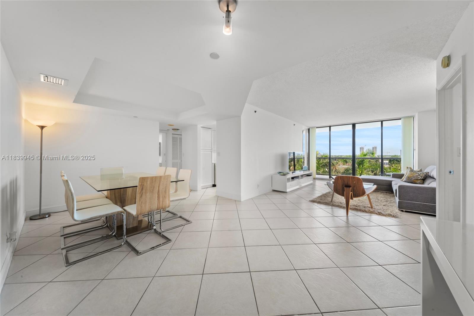 3598 Yacht Clb Dr #601+DEN Aventura, FL 33180