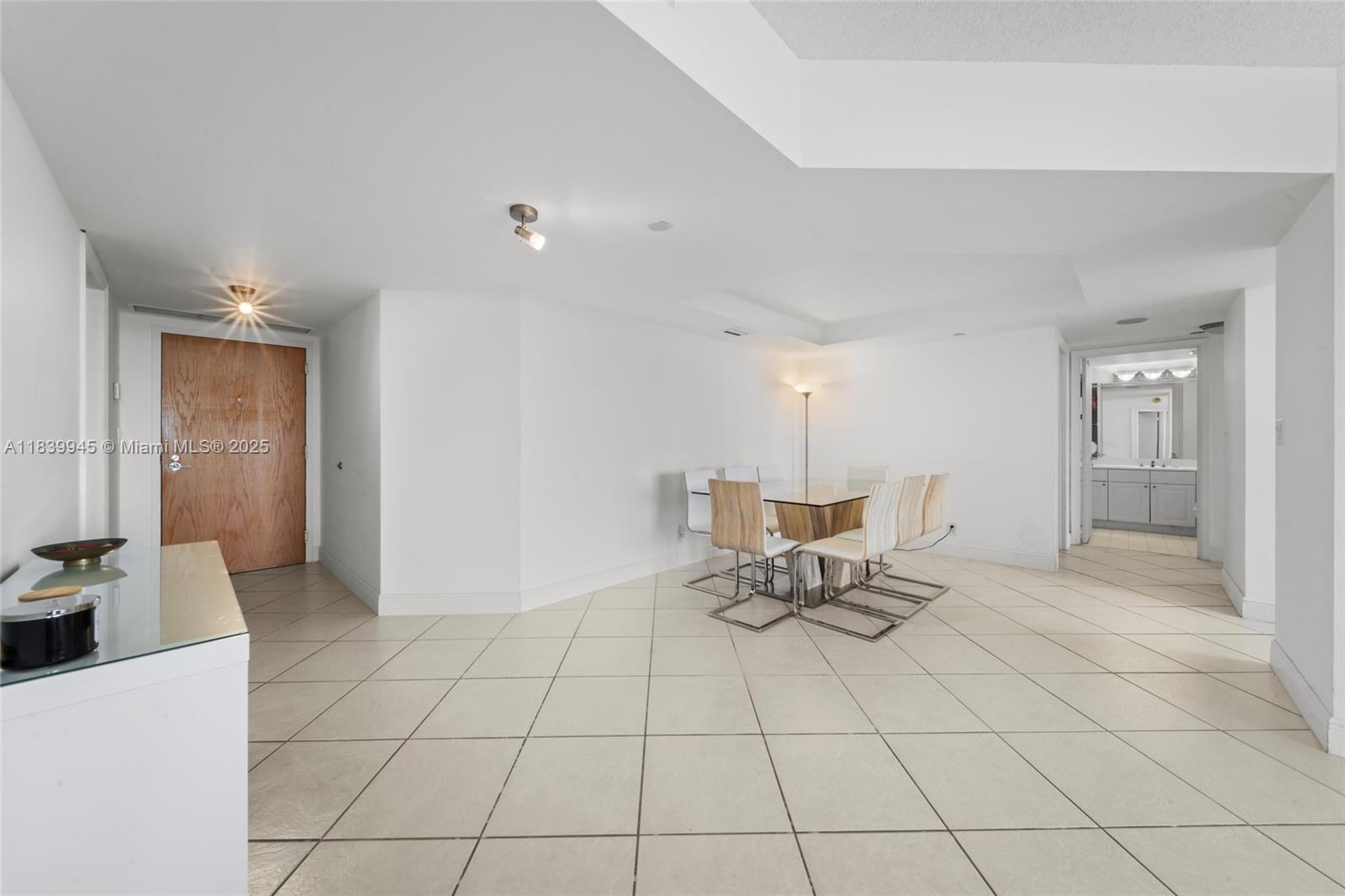 3598 Yacht Clb Dr #601+DEN Aventura, FL 33180