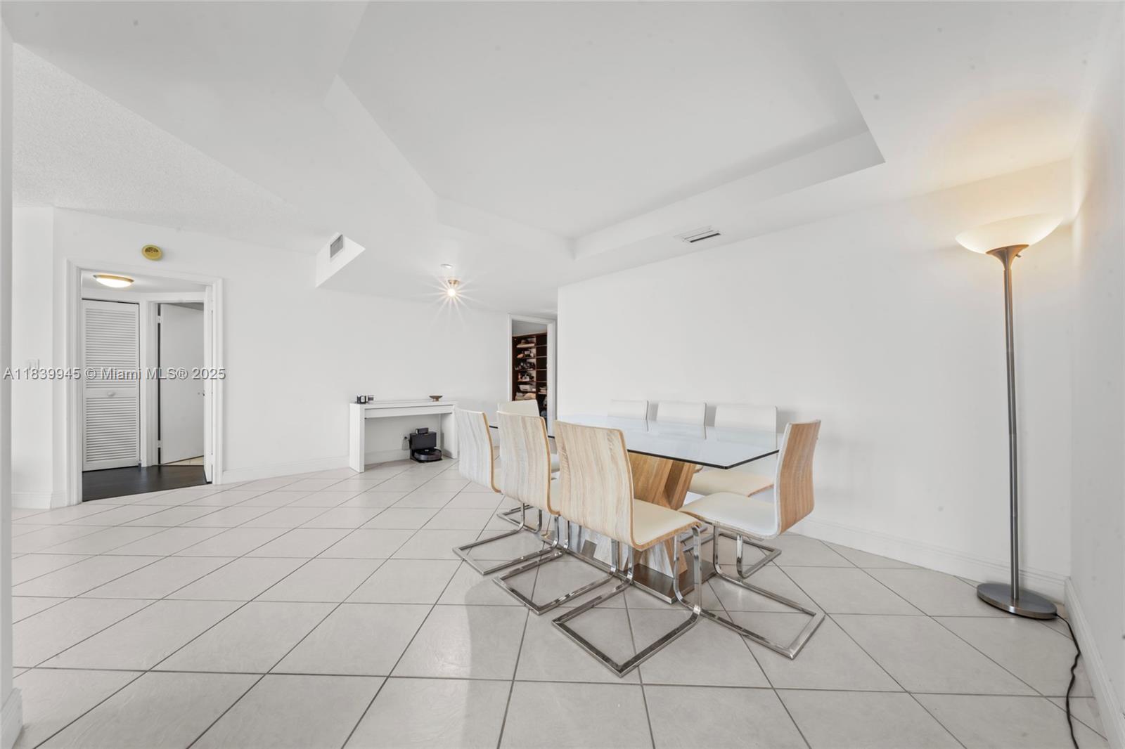 3598 Yacht Clb Dr #601+DEN Aventura, FL 33180