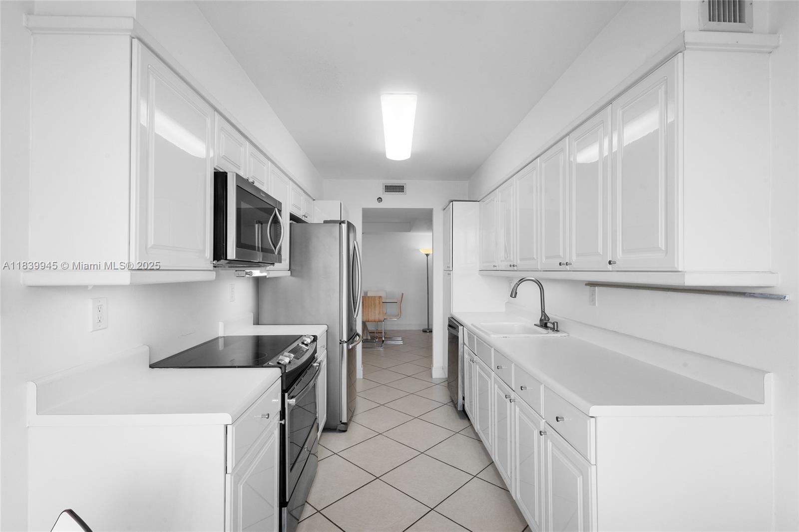 3598 Yacht Clb Dr #601+DEN Aventura, FL 33180