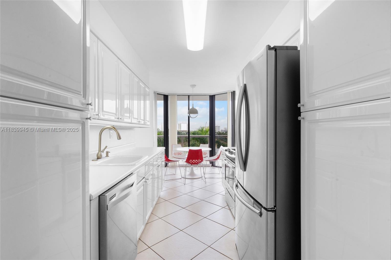 3598 Yacht Clb Dr #601+DEN Aventura, FL 33180