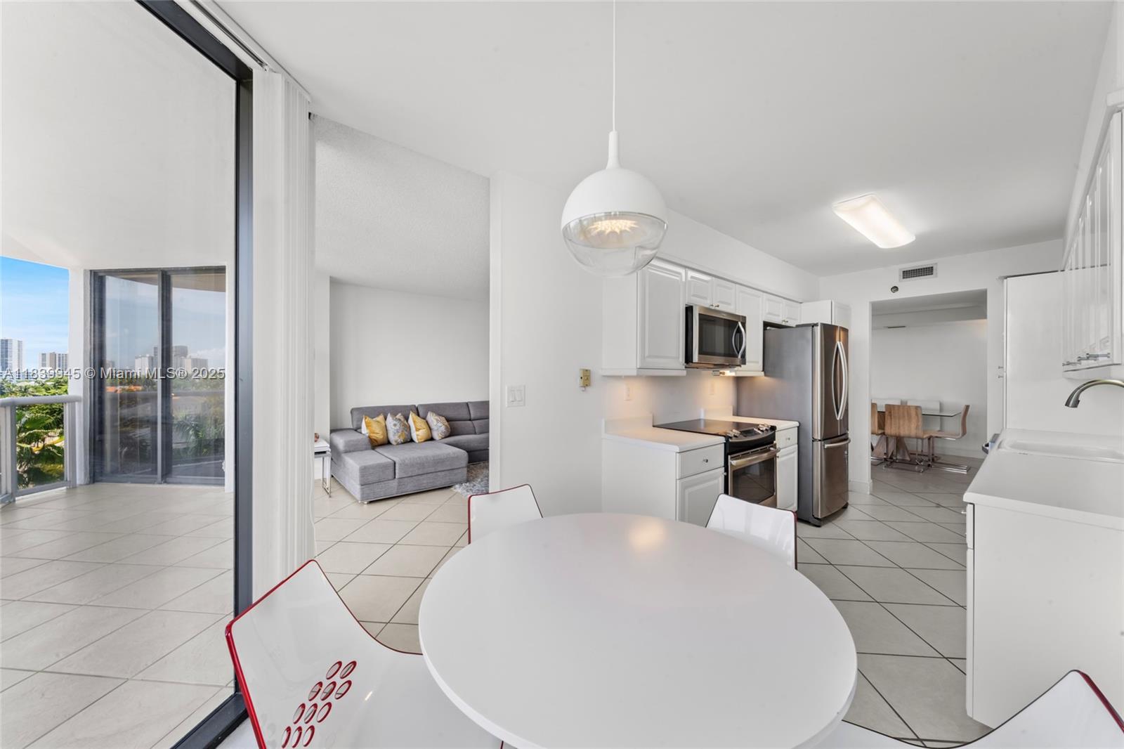 3598 Yacht Clb Dr #601+DEN Aventura, FL 33180