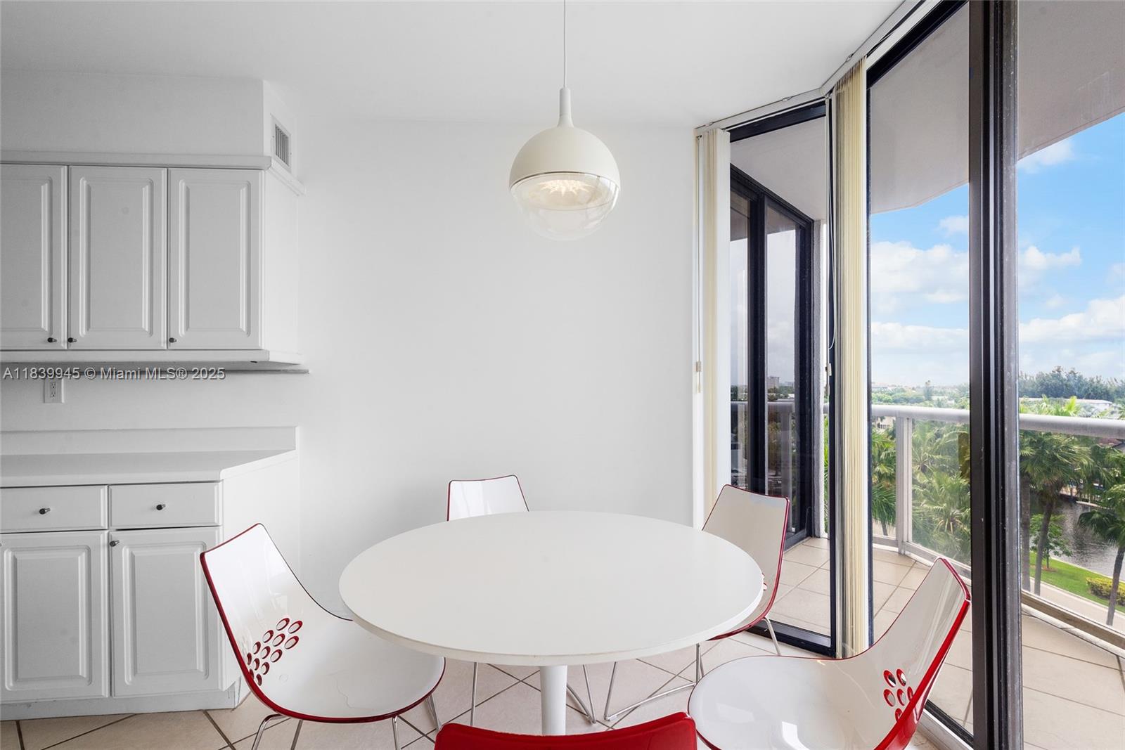 3598 Yacht Clb Dr #601+DEN Aventura, FL 33180