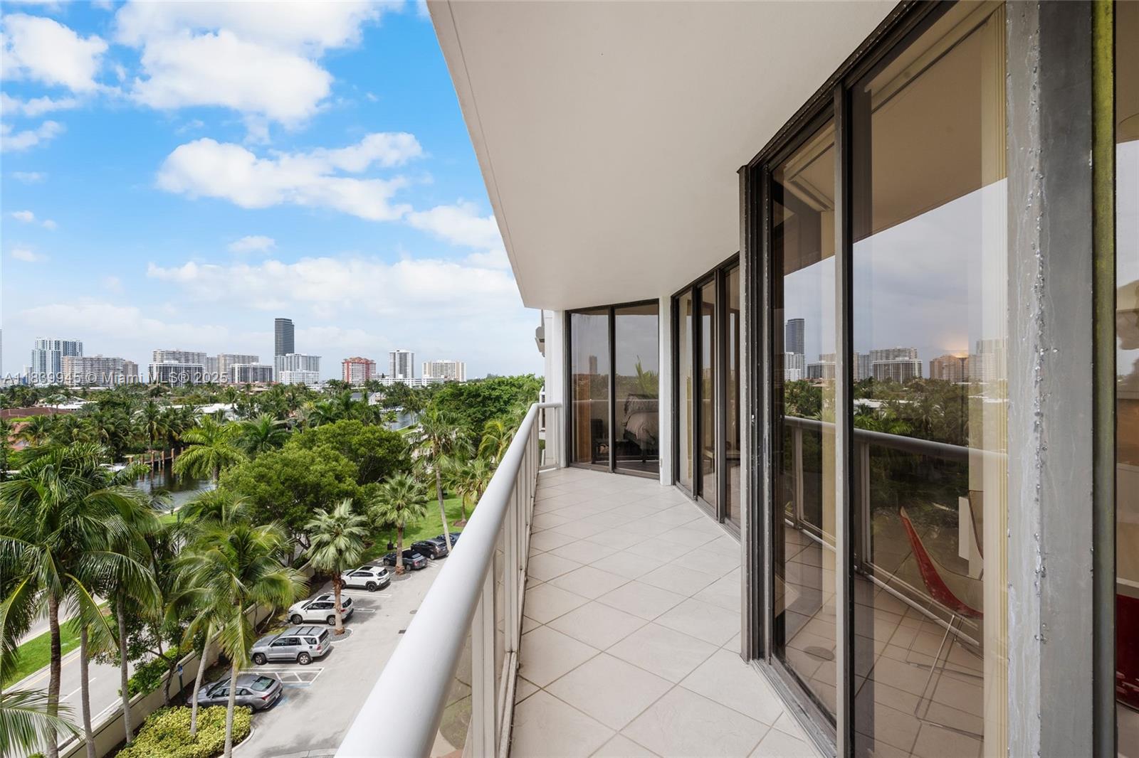 3598 Yacht Clb Dr #601+DEN Aventura, FL 33180