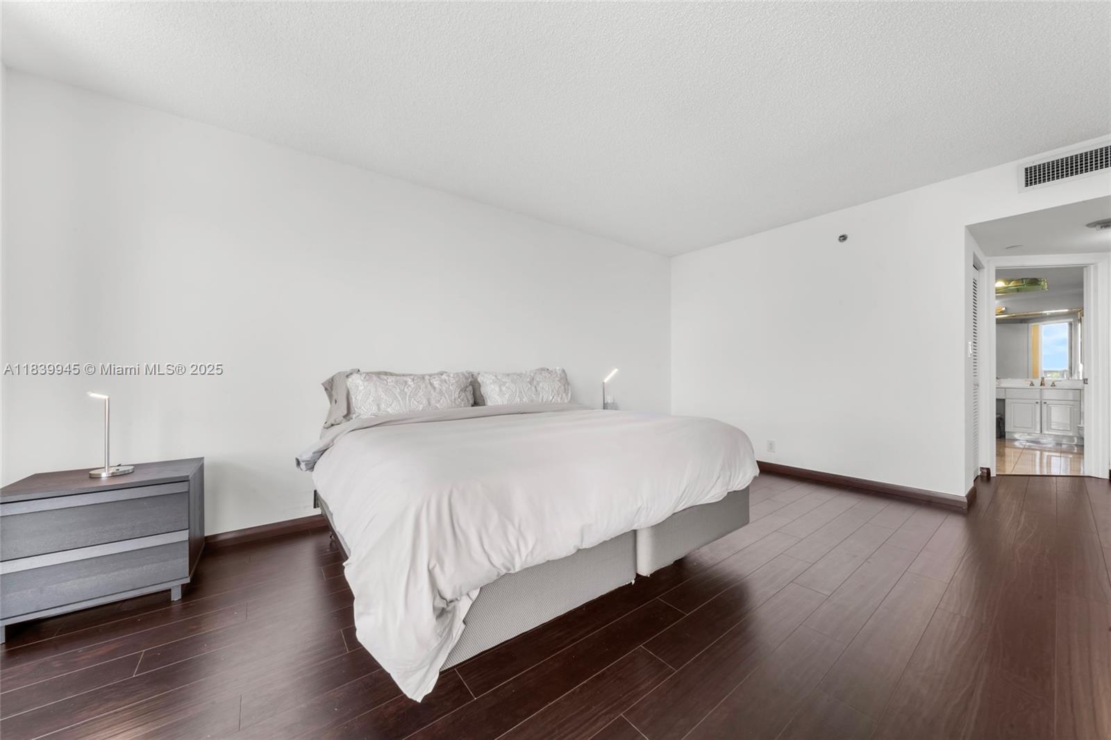 3598 Yacht Clb Dr #601+DEN Aventura, FL 33180