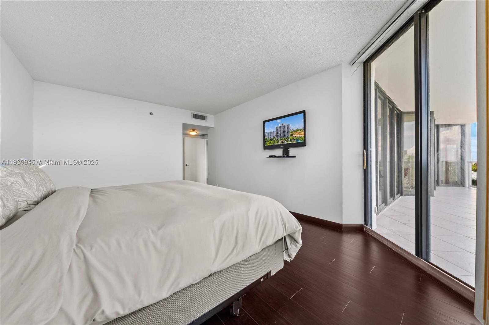 3598 Yacht Clb Dr #601+DEN Aventura, FL 33180