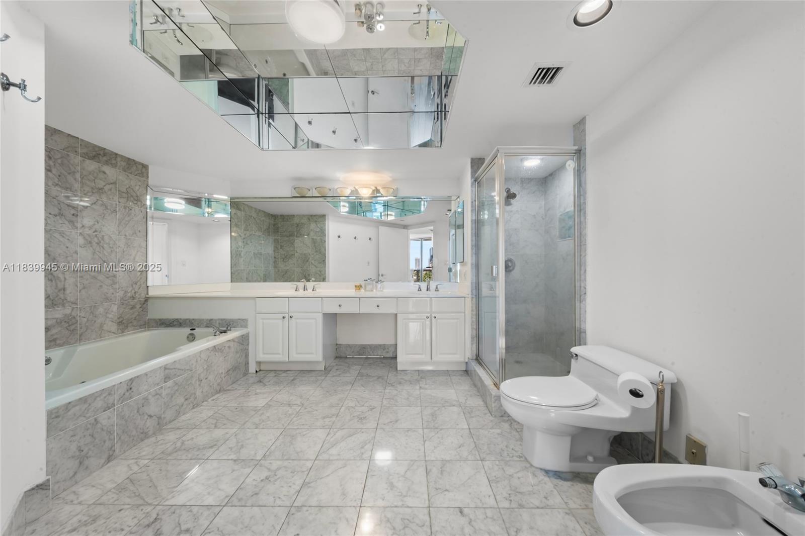 3598 Yacht Clb Dr #601+DEN Aventura, FL 33180