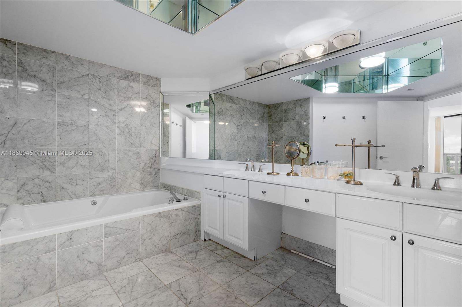 3598 Yacht Clb Dr #601+DEN Aventura, FL 33180