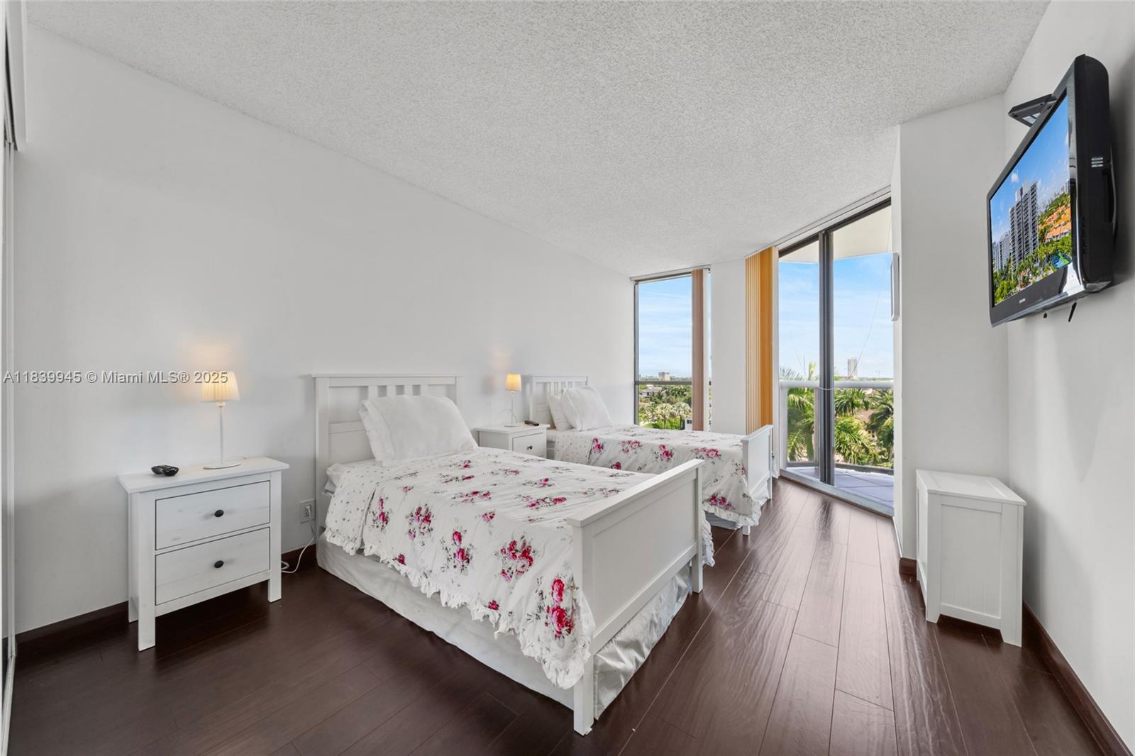 3598 Yacht Clb Dr #601+DEN Aventura, FL 33180