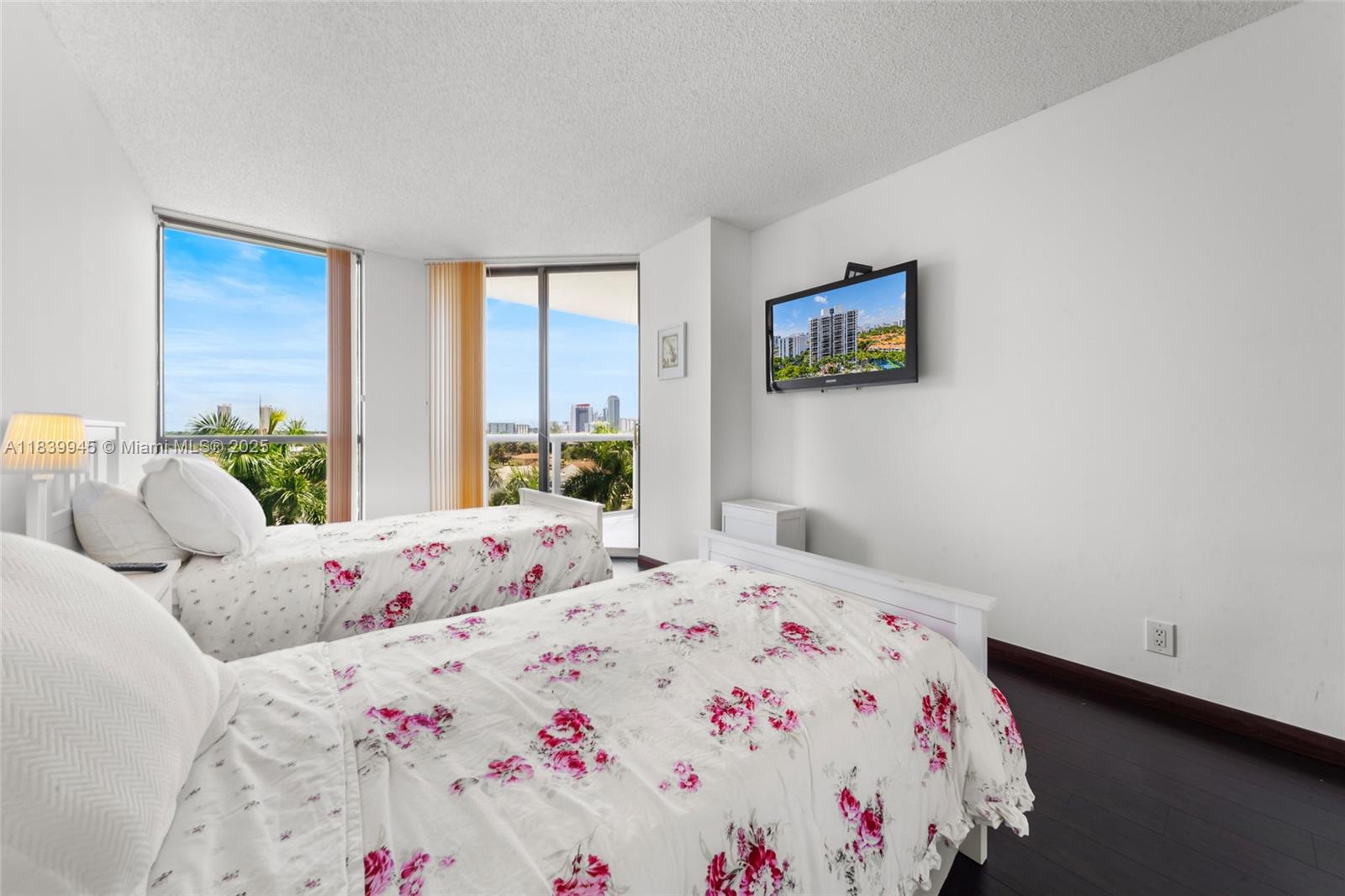 3598 Yacht Clb Dr #601+DEN Aventura, FL 33180