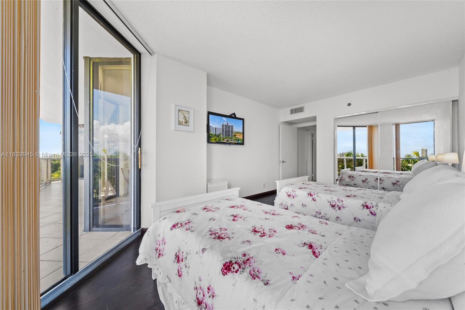 3598 Yacht Clb Dr #601+DEN Aventura, FL 33180