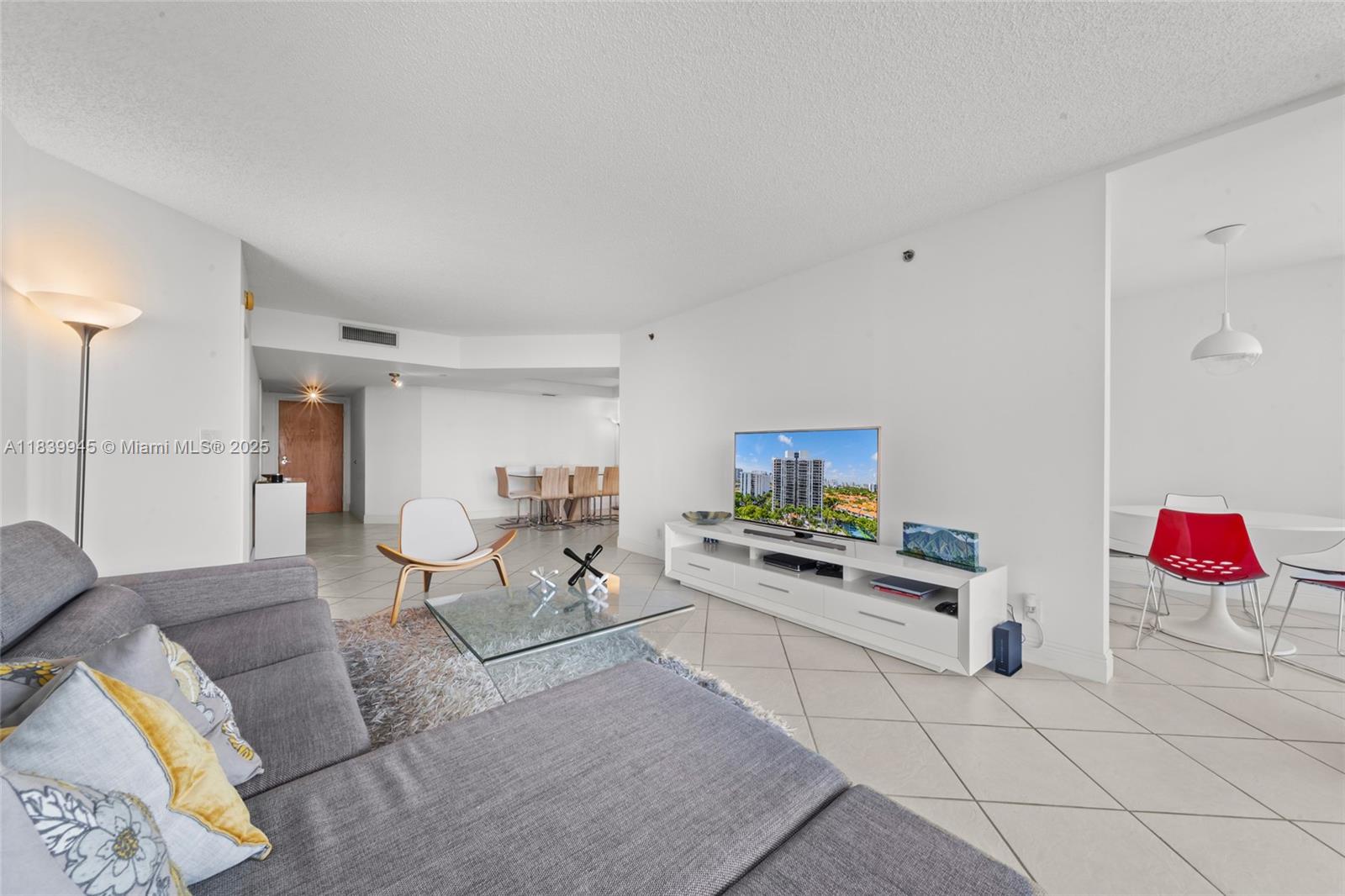 3598 Yacht Clb Dr #601+DEN Aventura, FL 33180