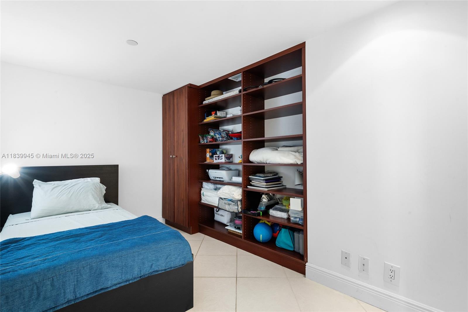 3598 Yacht Clb Dr #601+DEN Aventura, FL 33180