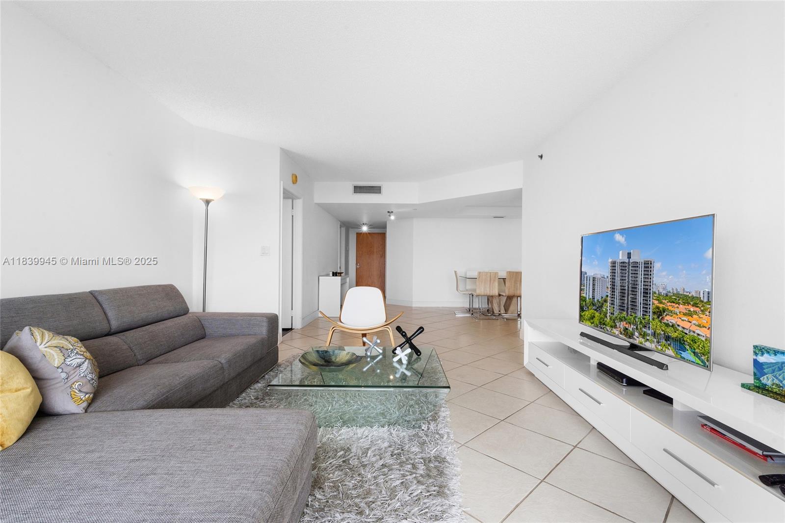 3598 Yacht Clb Dr #601+DEN Aventura, FL 33180