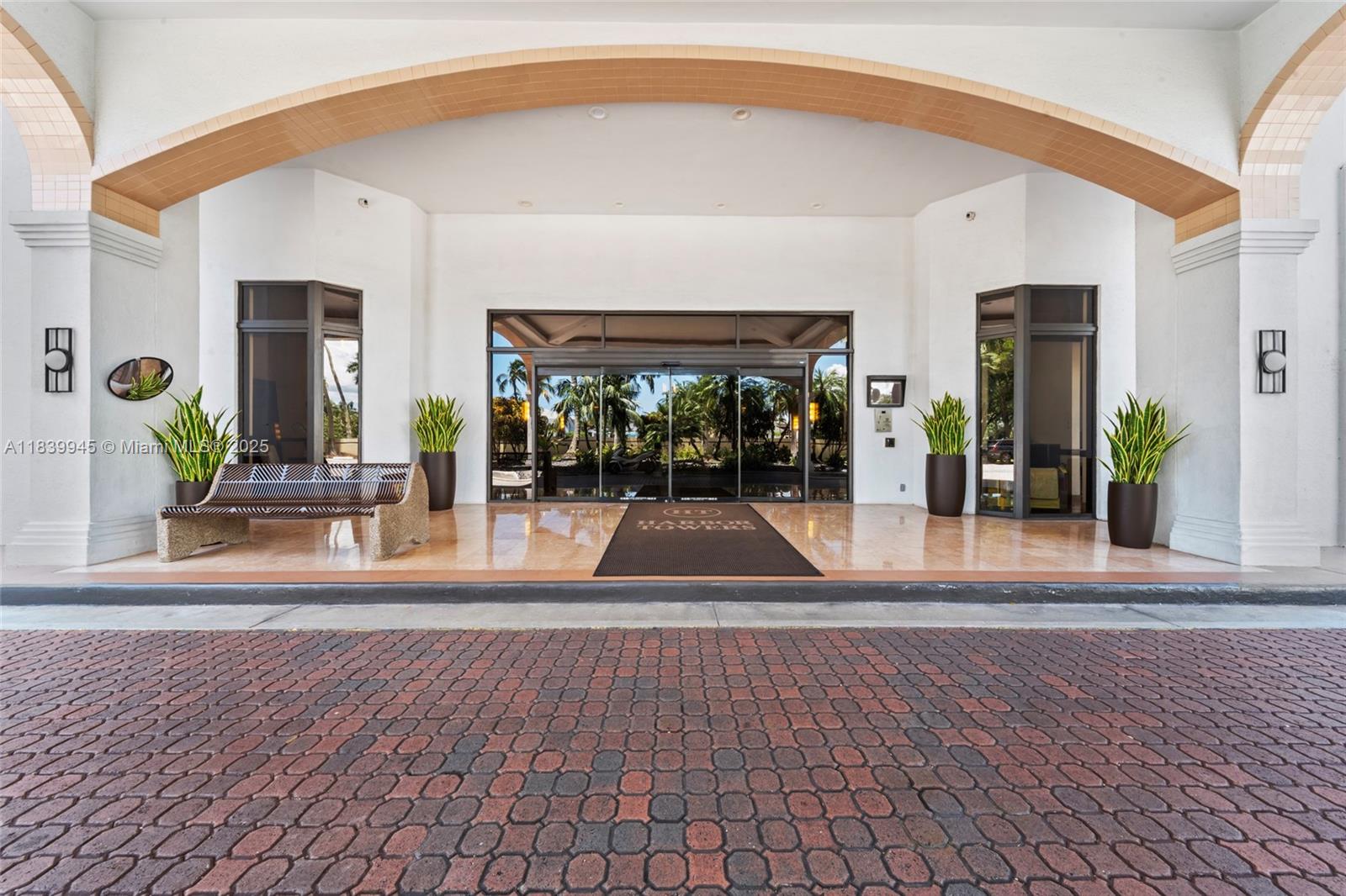 3598 Yacht Clb Dr #601+DEN Aventura, FL 33180