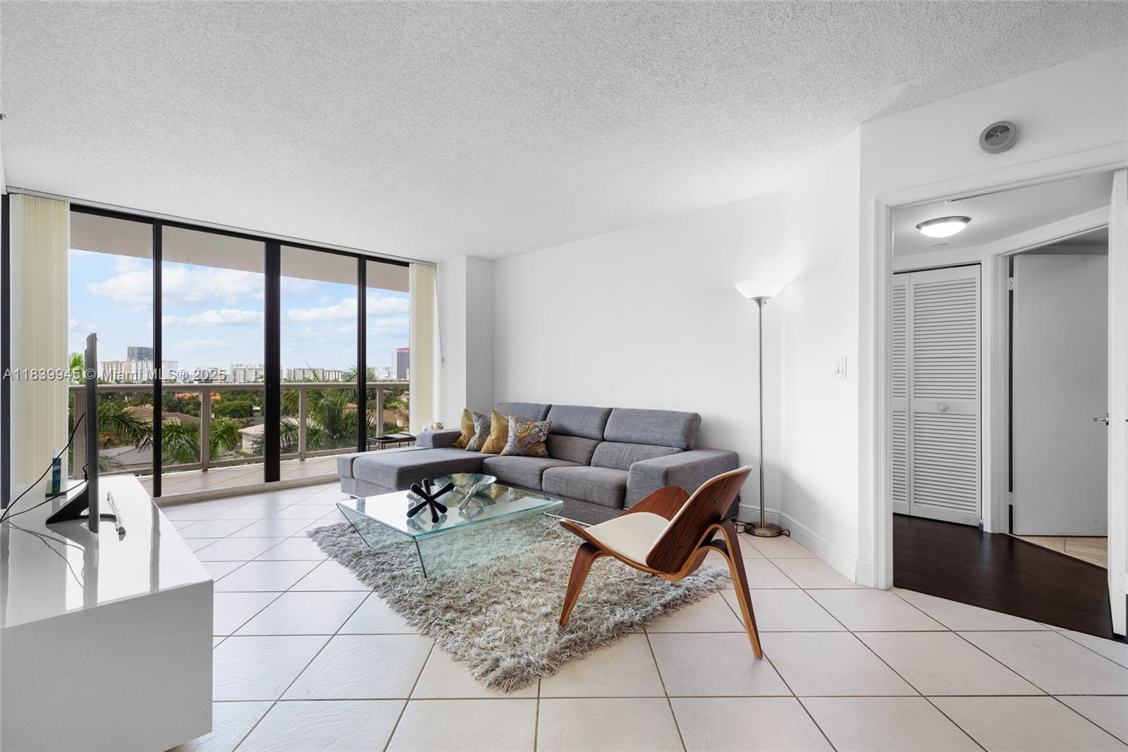 3598 Yacht Clb Dr #601+DEN Aventura, FL 33180