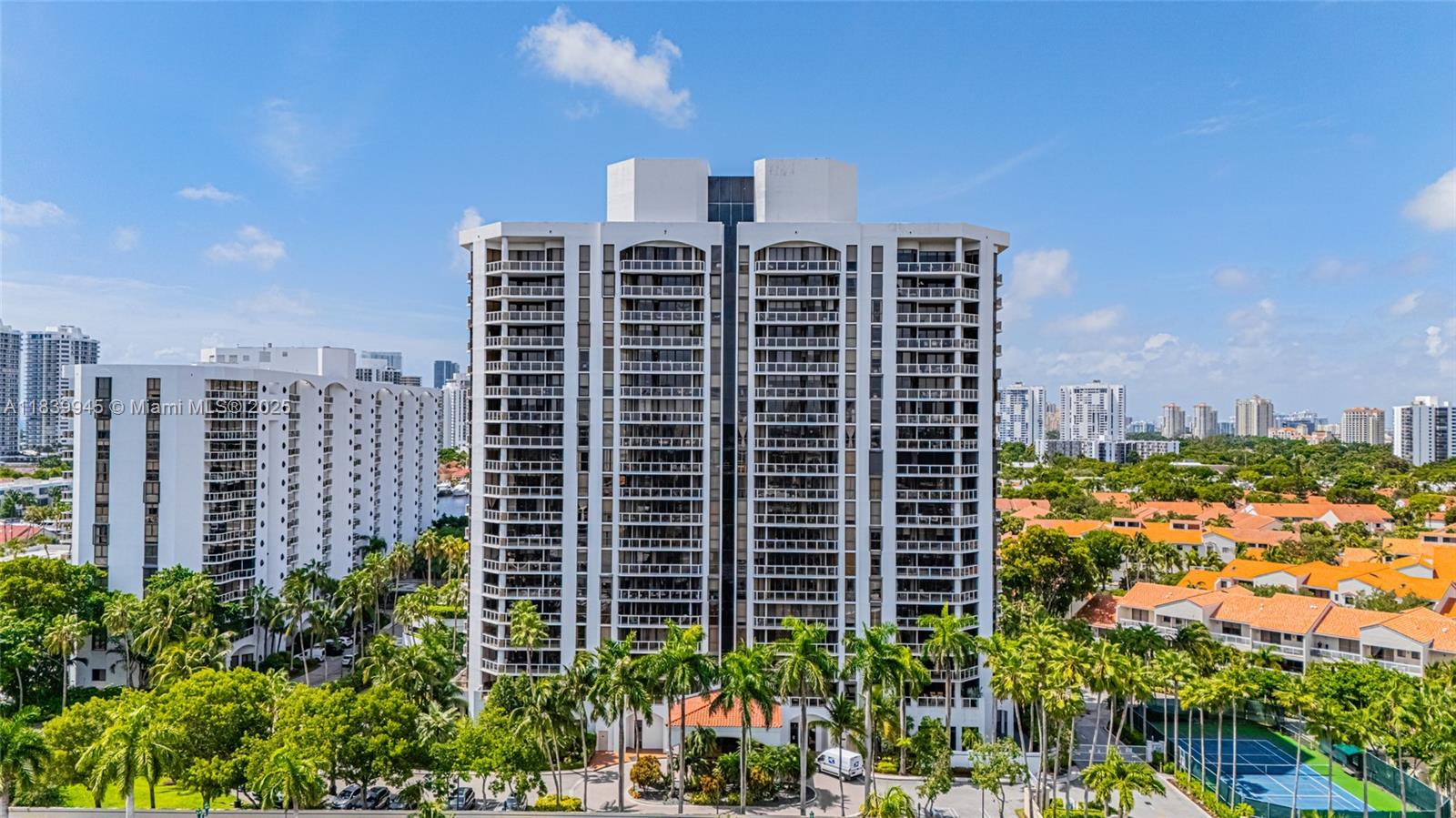 3598 Yacht Clb Dr #601+DEN Aventura, FL 33180