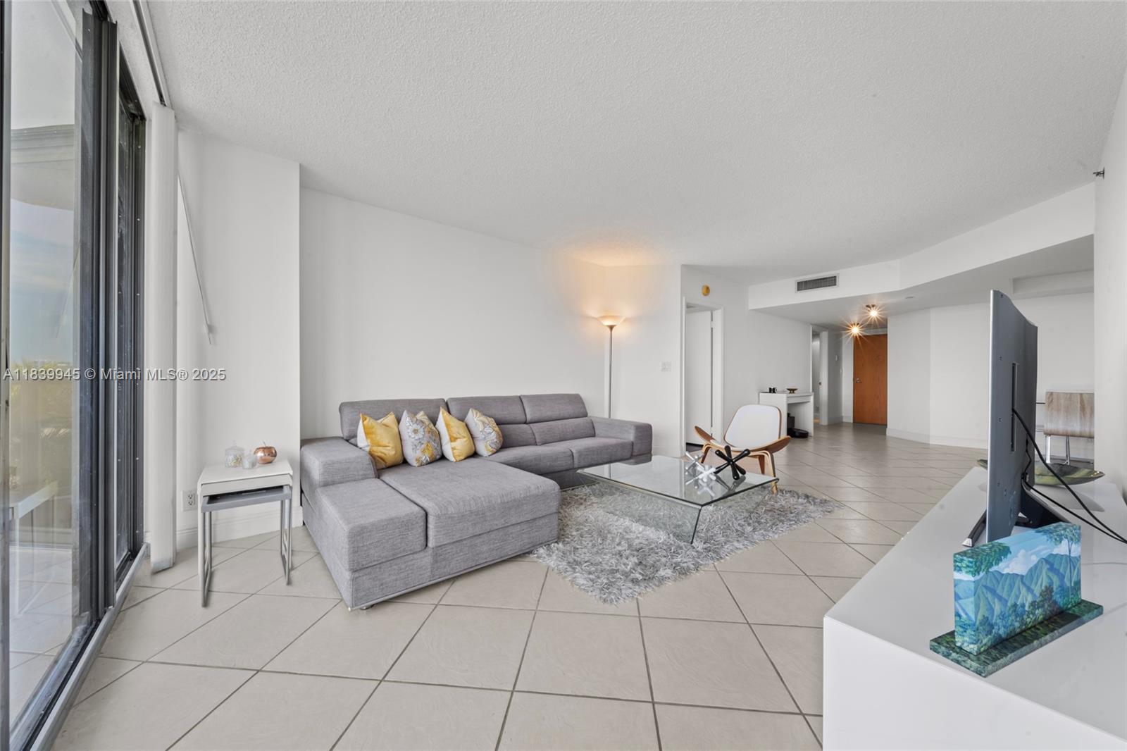 3598 Yacht Clb Dr #601+DEN Aventura, FL 33180