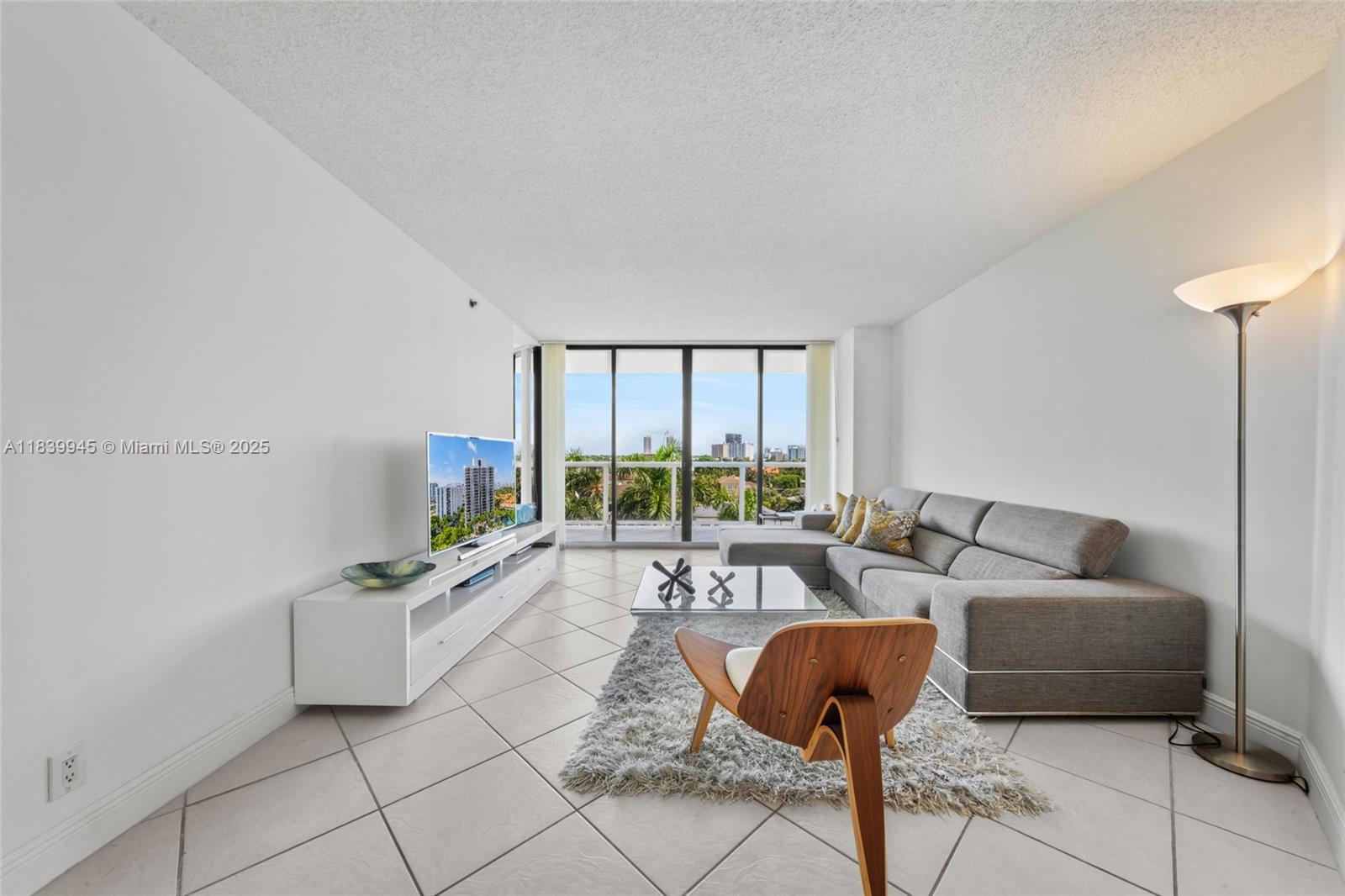 3598 Yacht Clb Dr #601+DEN Aventura, FL 33180