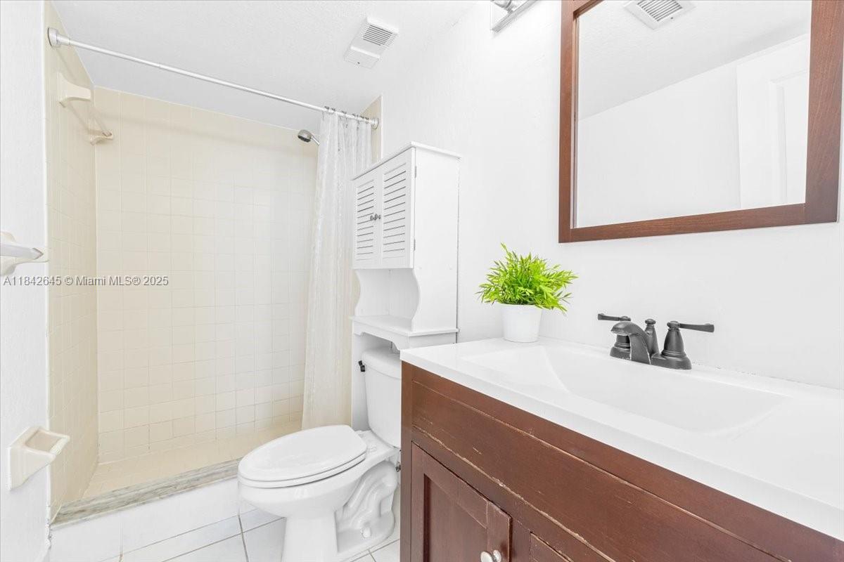 110 Lake Emerald Dr #403 Oakland Park, FL 33309