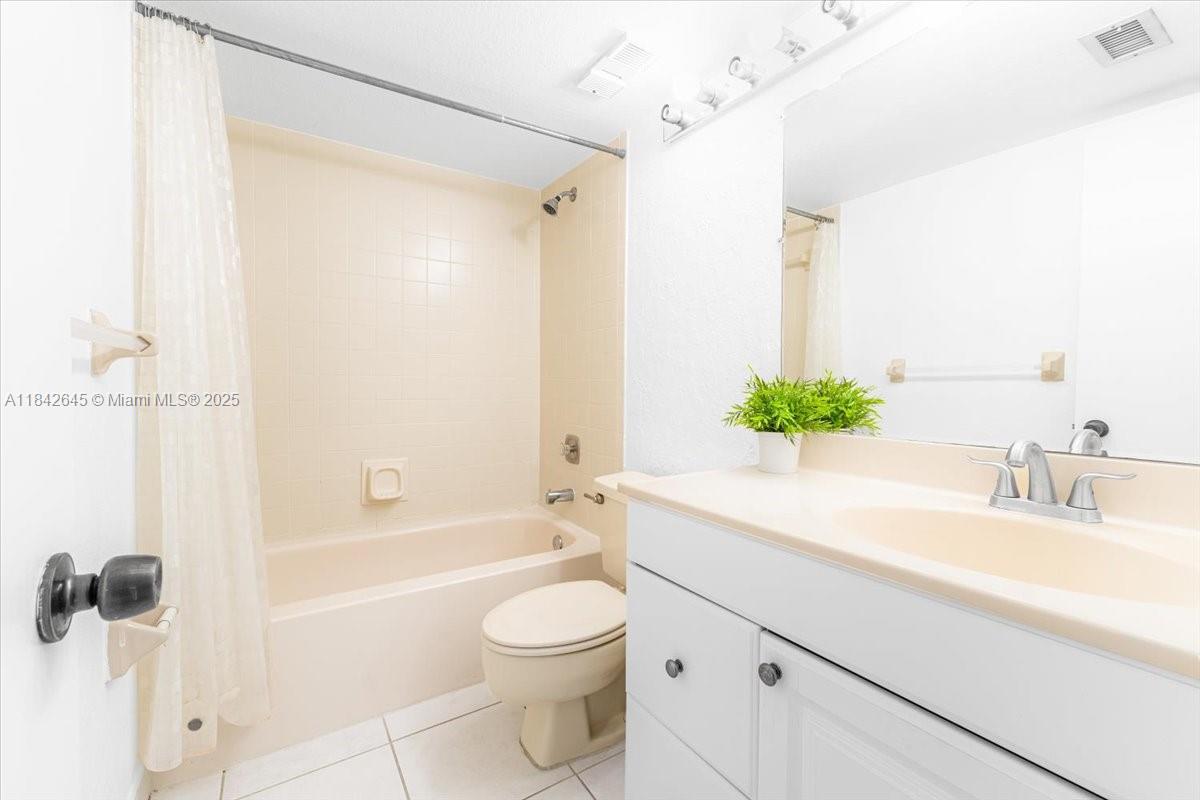 110 Lake Emerald Dr #403 Oakland Park, FL 33309