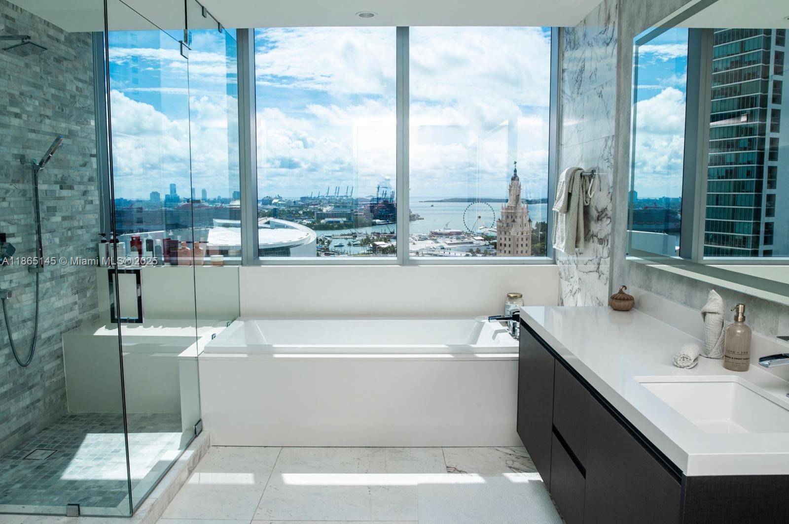 image Paramount Miami Worldcent14