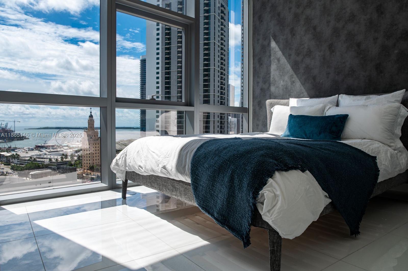 image Paramount Miami Worldcent7
