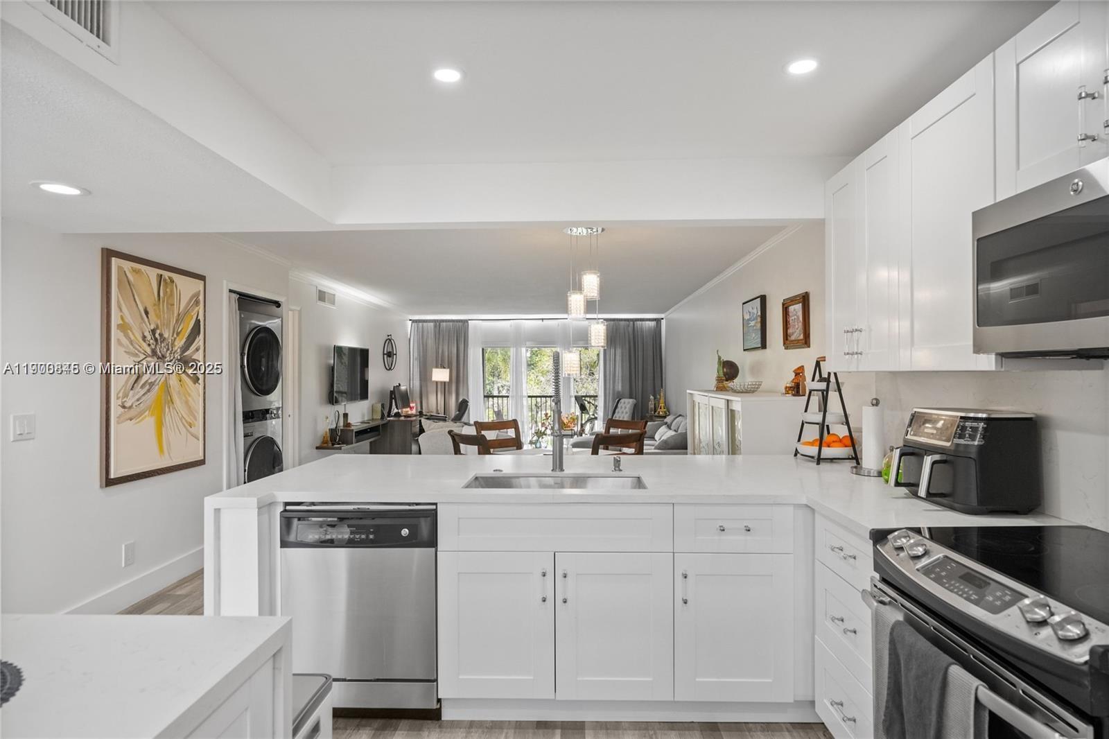 380 Racquet Clb Rd #204 Weston, FL 33326