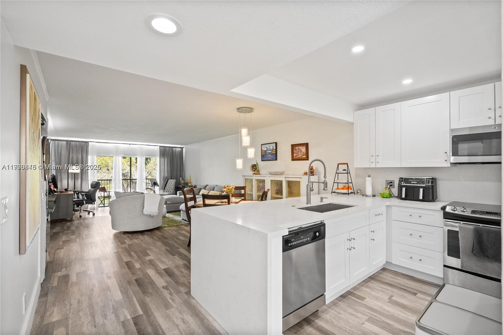 380 Racquet Clb Rd #204 Weston, FL 33326