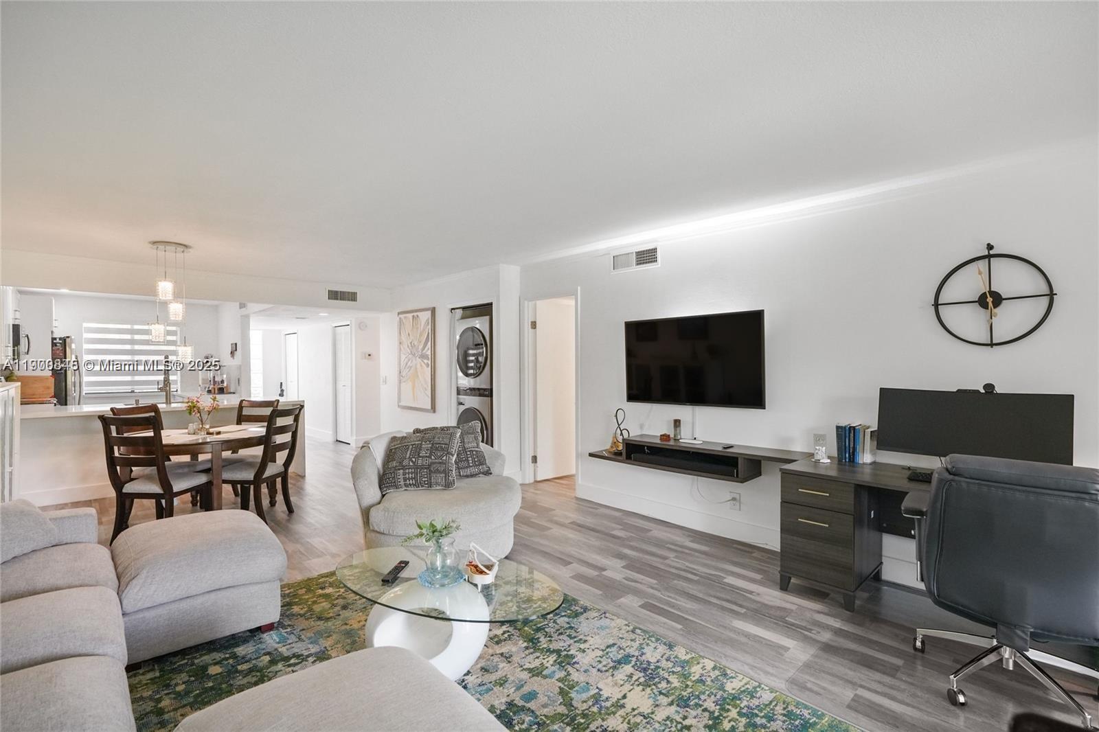 380 Racquet Clb Rd #204 Weston, FL 33326