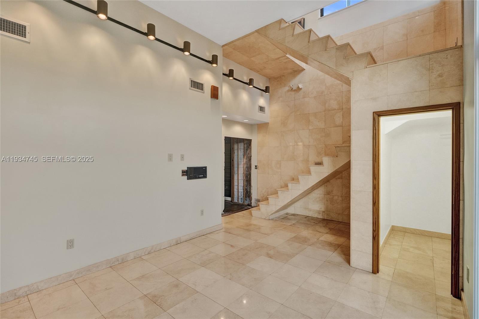 366 W 12th St Hialeah, FL 33010