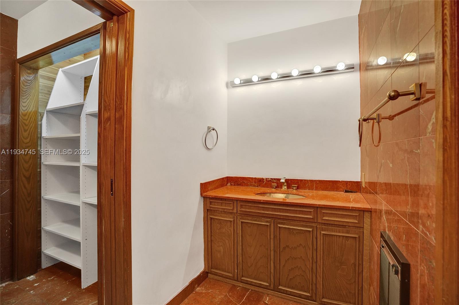 366 W 12th St Hialeah, FL 33010