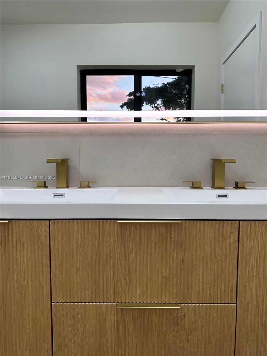 15411 NE 10th Ave North Miami Beach, FL 33162