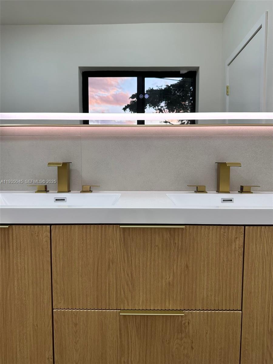 15411 NE 10th Ave North Miami Beach, FL 33162