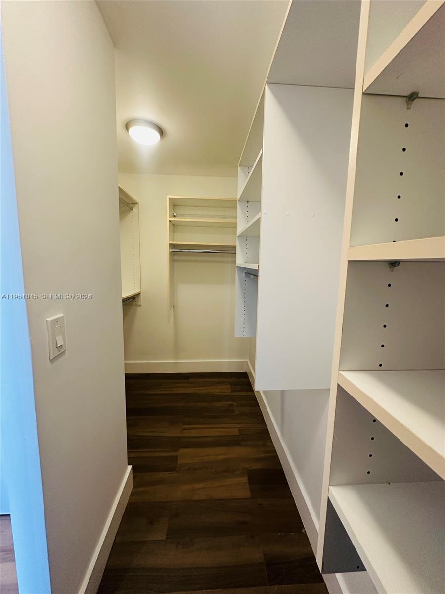 100 Bayview Dr #1528 Sunny Isles Beach, FL 33160