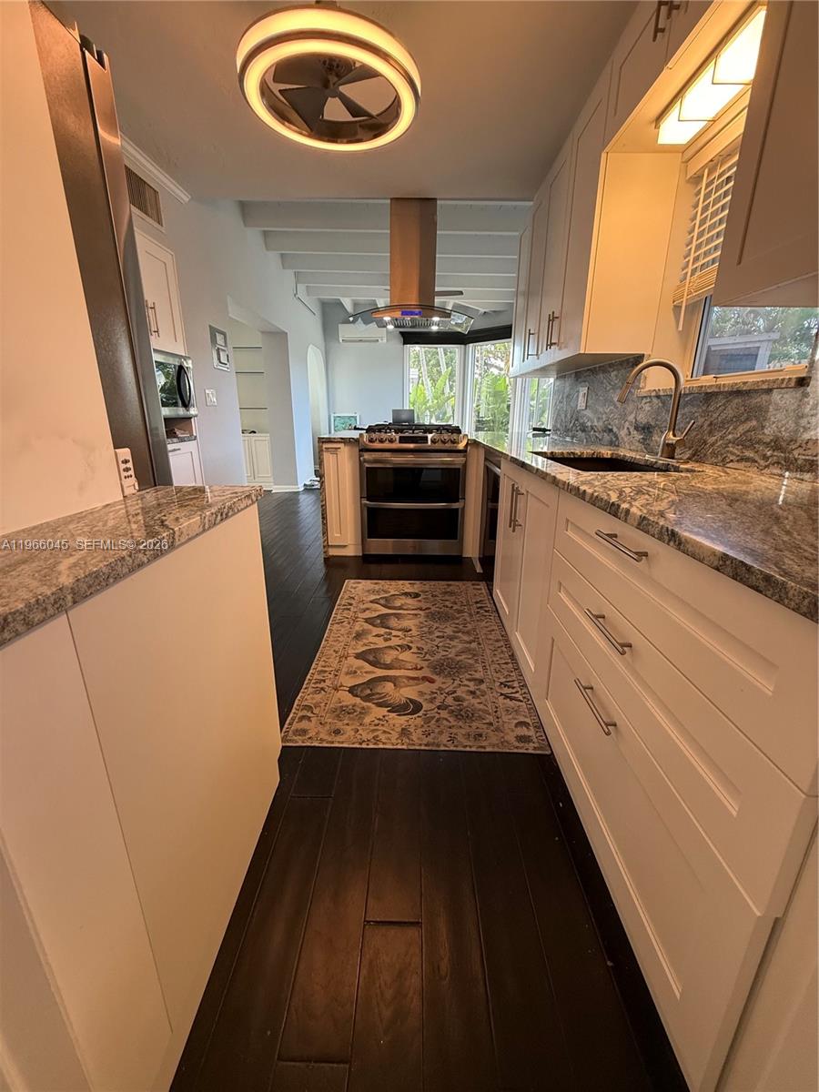 561 SE 3rd Ter Pompano Beach, FL 33060