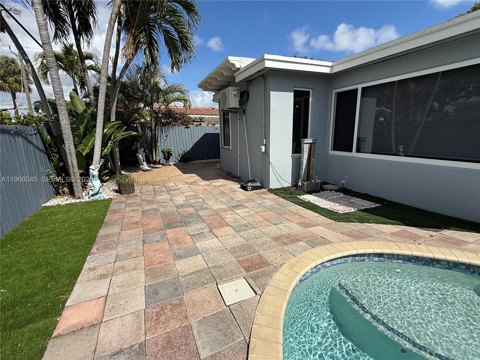 561 SE 3rd Ter Pompano Beach, FL 33060