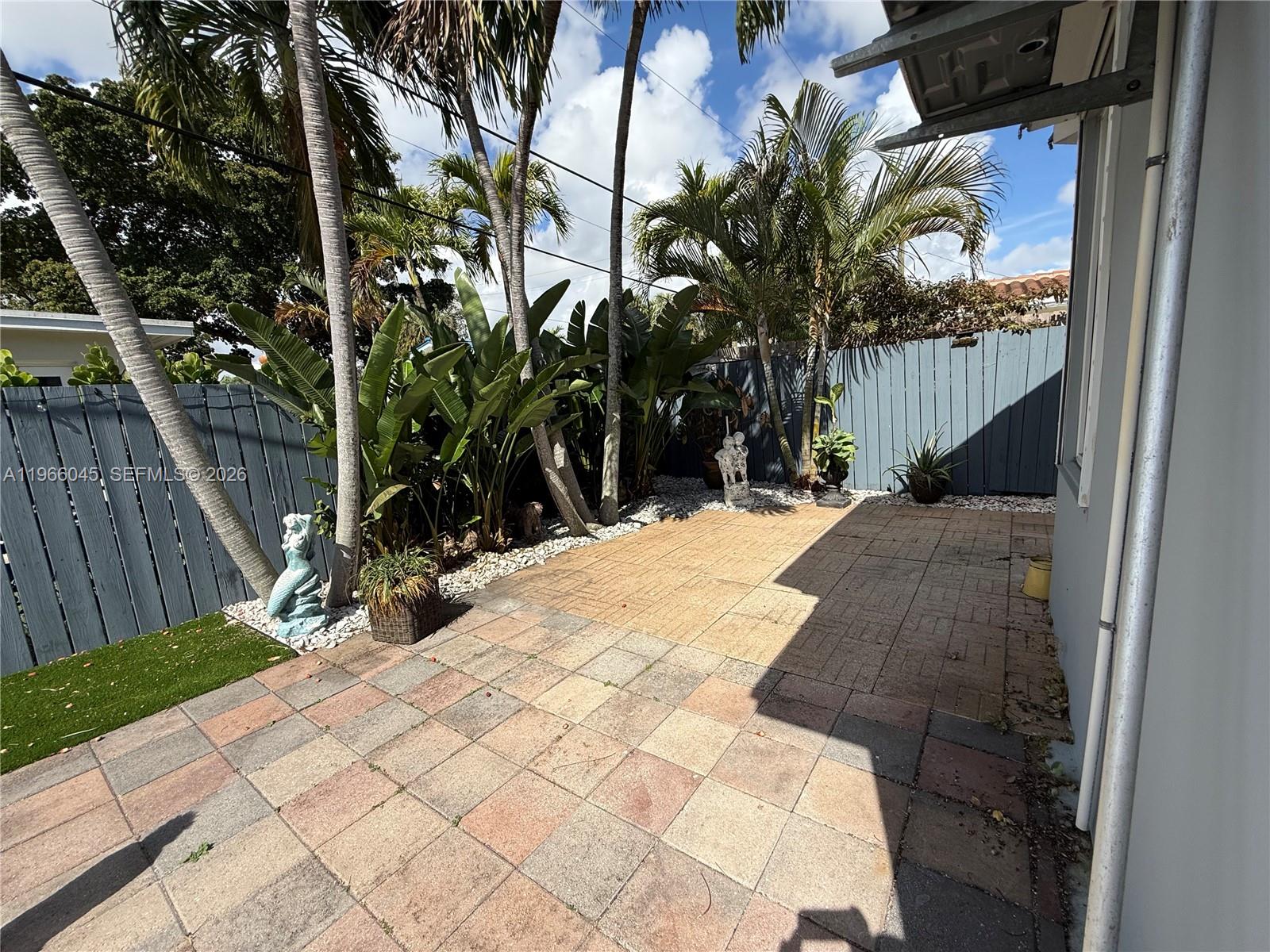 561 SE 3rd Ter Pompano Beach, FL 33060