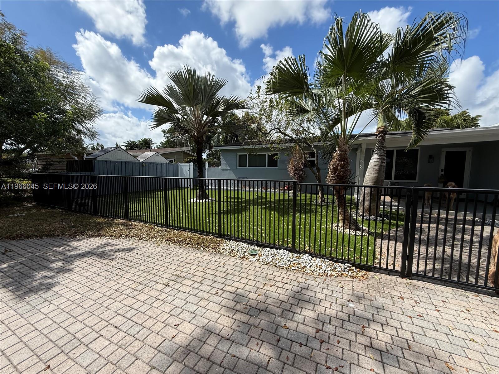 561 SE 3rd Ter Pompano Beach, FL 33060