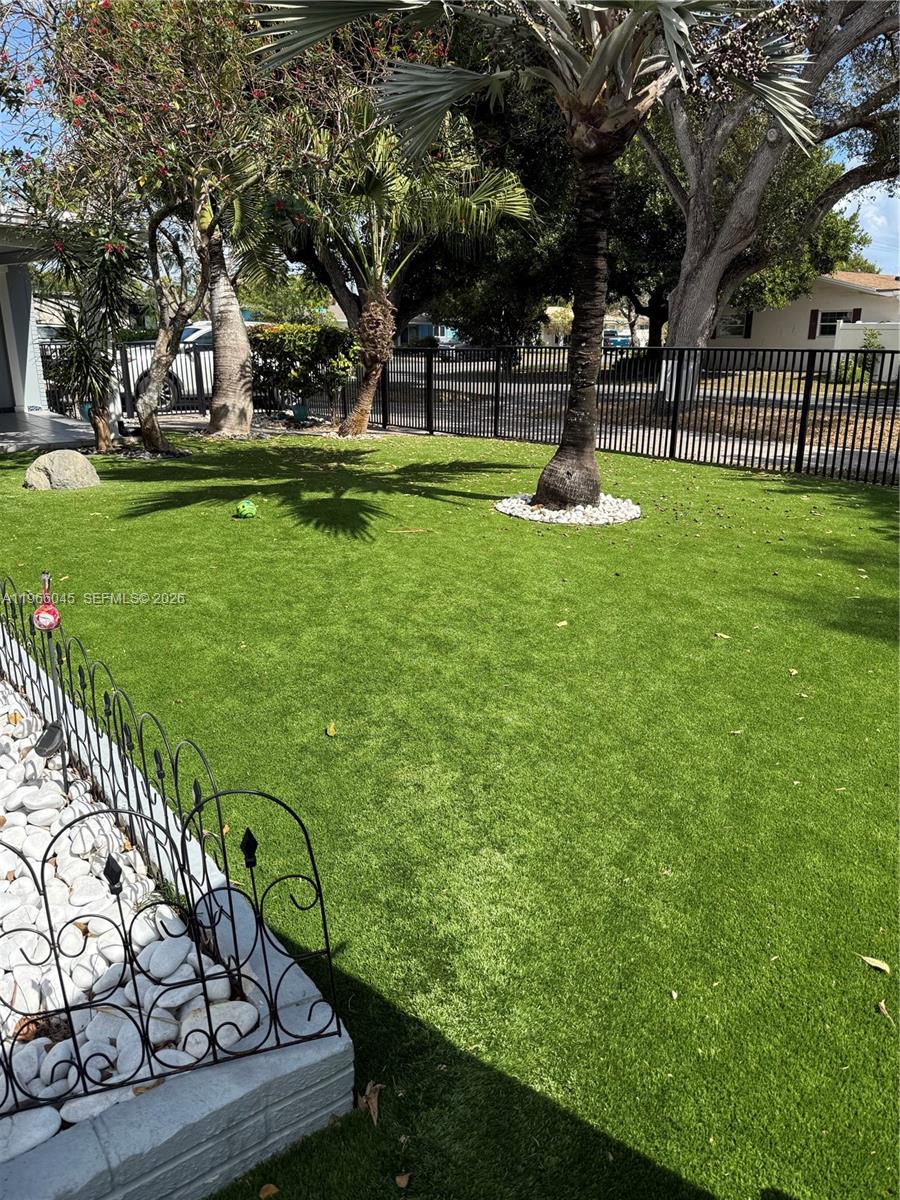 561 SE 3rd Ter Pompano Beach, FL 33060