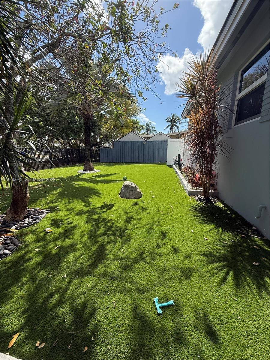 561 SE 3rd Ter Pompano Beach, FL 33060