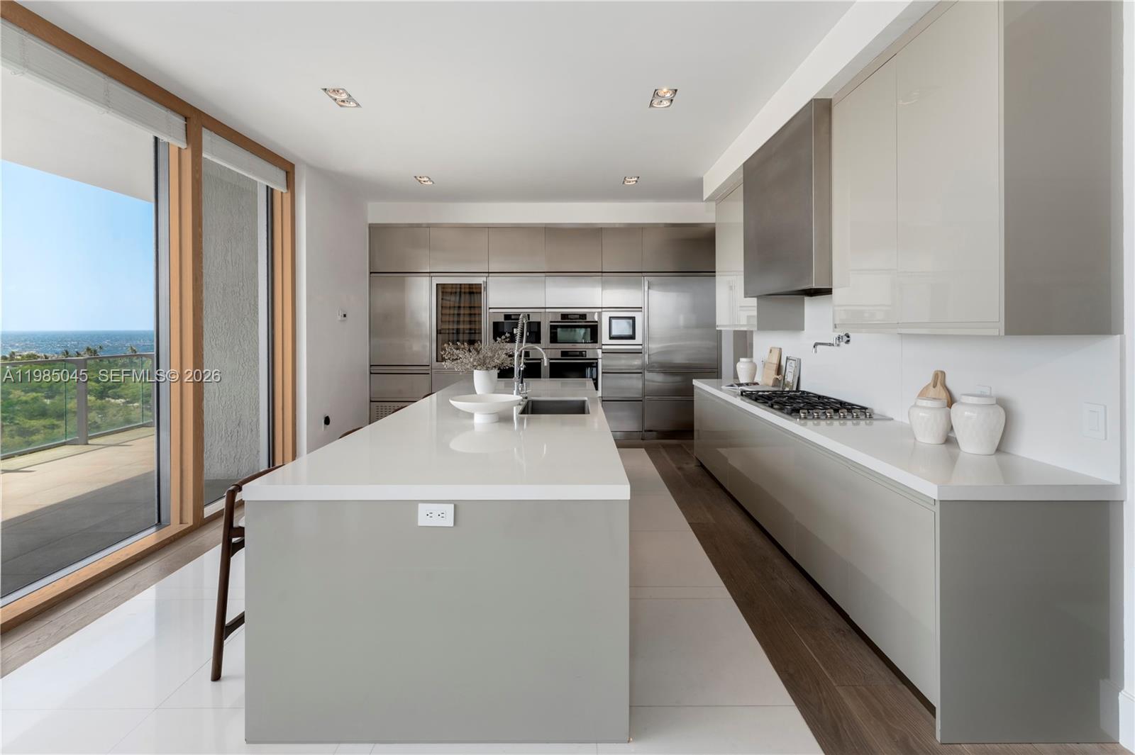 800 S Pointe Dr #901 Miami Beach, FL 33139