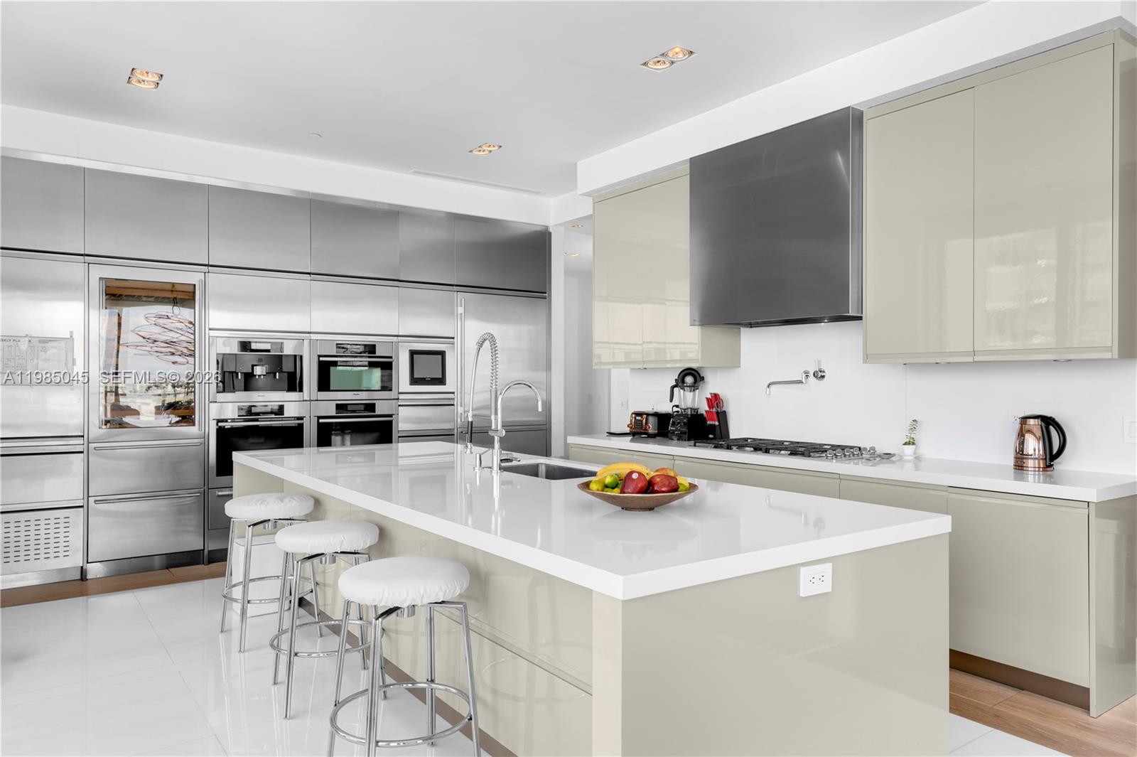 800 S Pointe Dr #901 Miami Beach, FL 33139