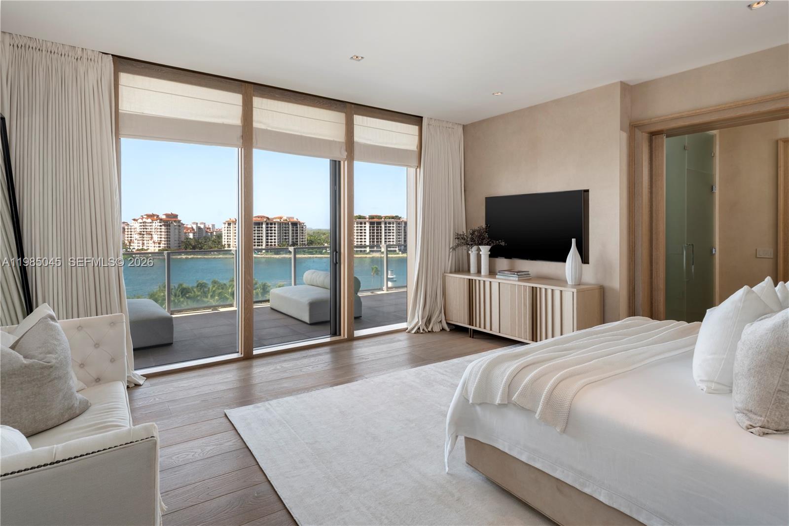 800 S Pointe Dr #901 Miami Beach, FL 33139