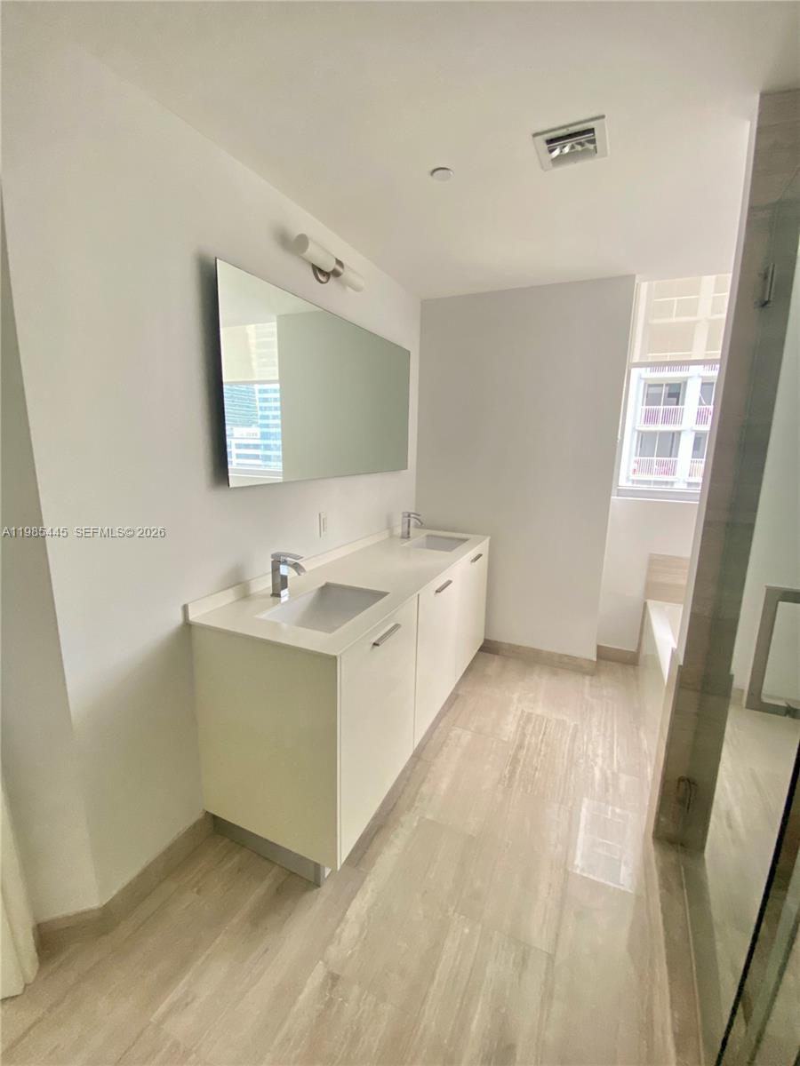 1300 Brickell Bay Dr #1903 Miami, FL 33131